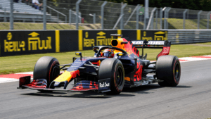 F1 Red Bull racewagen met Isack Hadjar coureur, Belgische Grand Prix circuit Spa-Francorchamps achtergrond