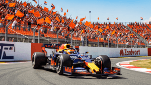 Max Verstappen in Red Bull Racing auto op Circuit Zandvoort met oranje tribunes